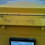 Briefkasten auf dem mit Edding geschrieben wurde "Post ist unnötig"