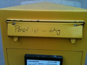 Briefkasten auf dem mit Edding geschrieben wurde "Post ist unnötig"